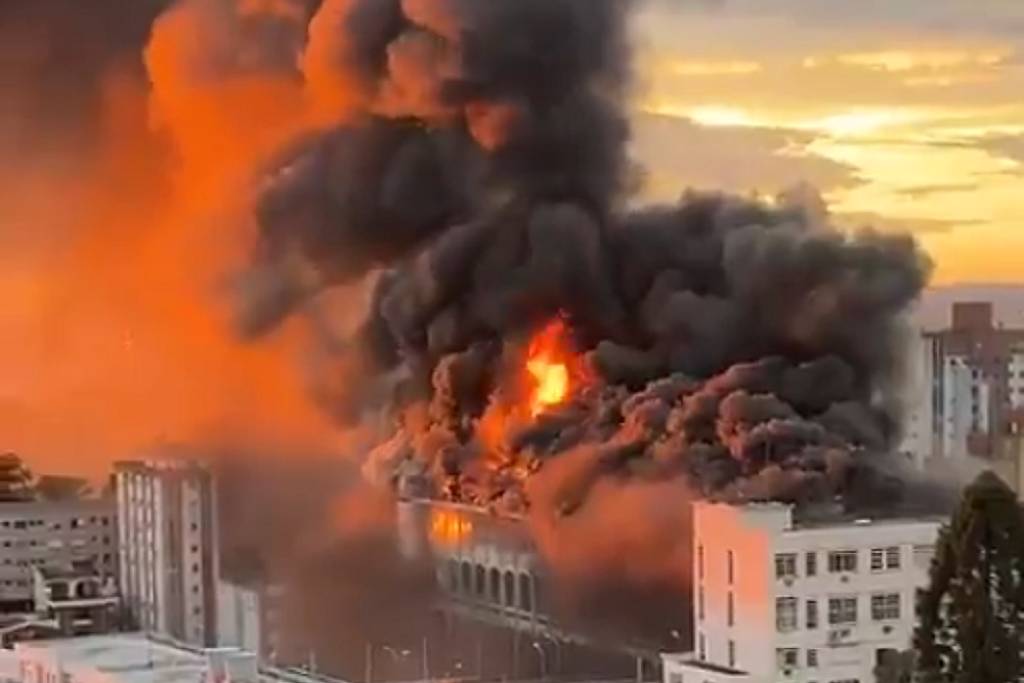Incêndio atinge colégio centenário em Santa Maria (RS) - 27/12/2025 - Cotidiano