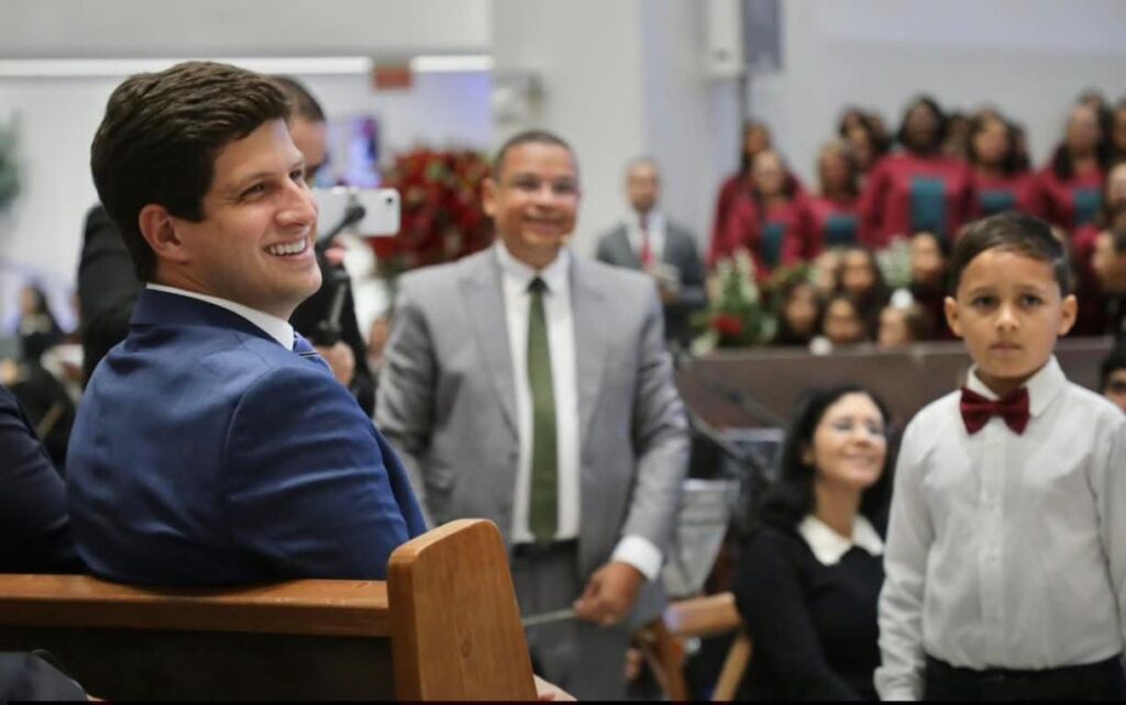 João Campos entra no campo da fé e mira votos do eleitorado evangélico