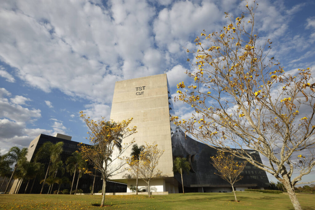 Justiça do Trabalho registra alta de ações em dois anos - 07/12/2025 - Mônica Bergamo