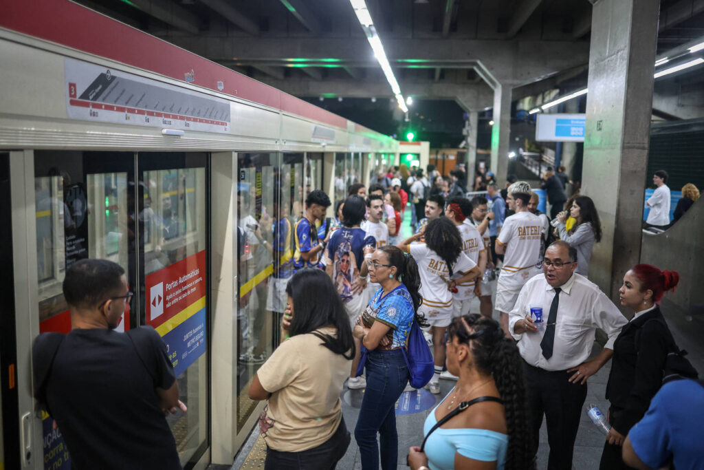 Metrô na madrugada recebe público de show e trabalhadores - 07/12/2025 - Cotidiano