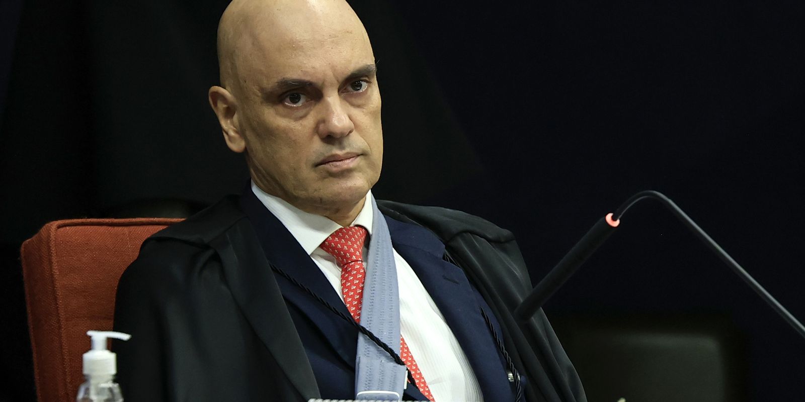 Moraes autoriza Bolsonaro a deixar a prisão para fazer cirurgia