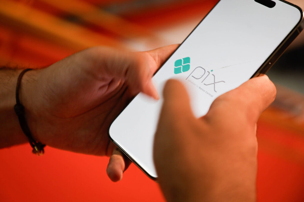 Polícia prende suspeito de usar jogos para extorquir - 11/12/2025 - Cotidiano