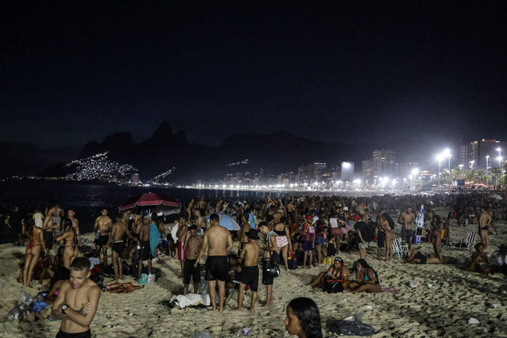 Praias lotadas à noite dificultam limpeza no Rio - 29/12/2025 - Cotidiano