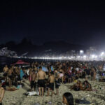 Praias lotadas à noite dificultam limpeza no Rio - 29/12/2025 - Cotidiano