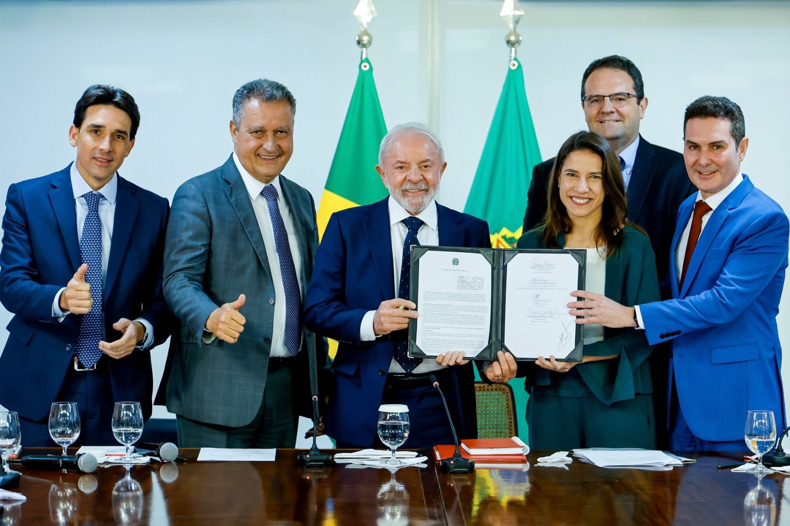 Raquel Lyra firma acordo com Lula e garante R$ 4 bilhões para reestruturação do Metrô do Recife