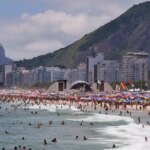 Ultraleve cai no mar na praia de Copacabana