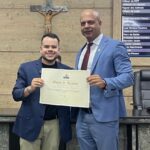 Vereador Anderson Correia homenageia influenciador Netto Por Aí por contribuição social em Caruaru