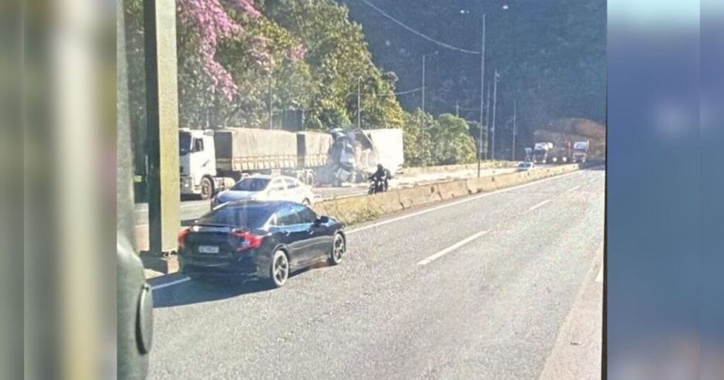 Acidente entre caminhões bloqueia a BR-376; carga de peixe se espalhou na pista