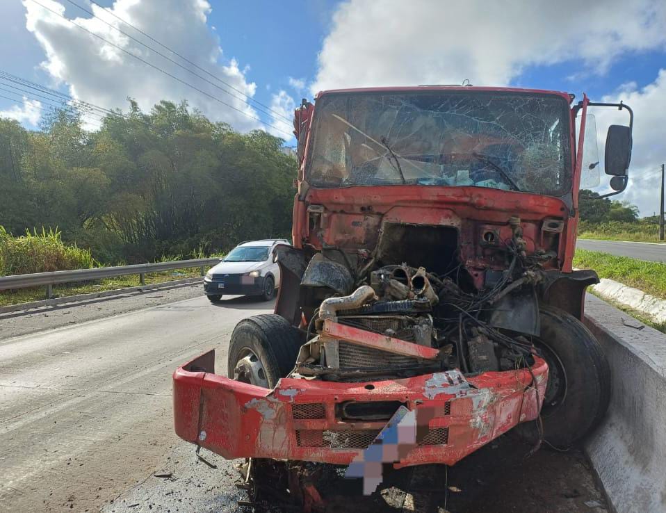 Acidente entre caminhões é registrado na BR-101, em Igarassu