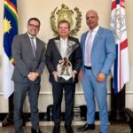 Anderson Coreia e Marcelo Cumaru homenageiam presidente do TJPE