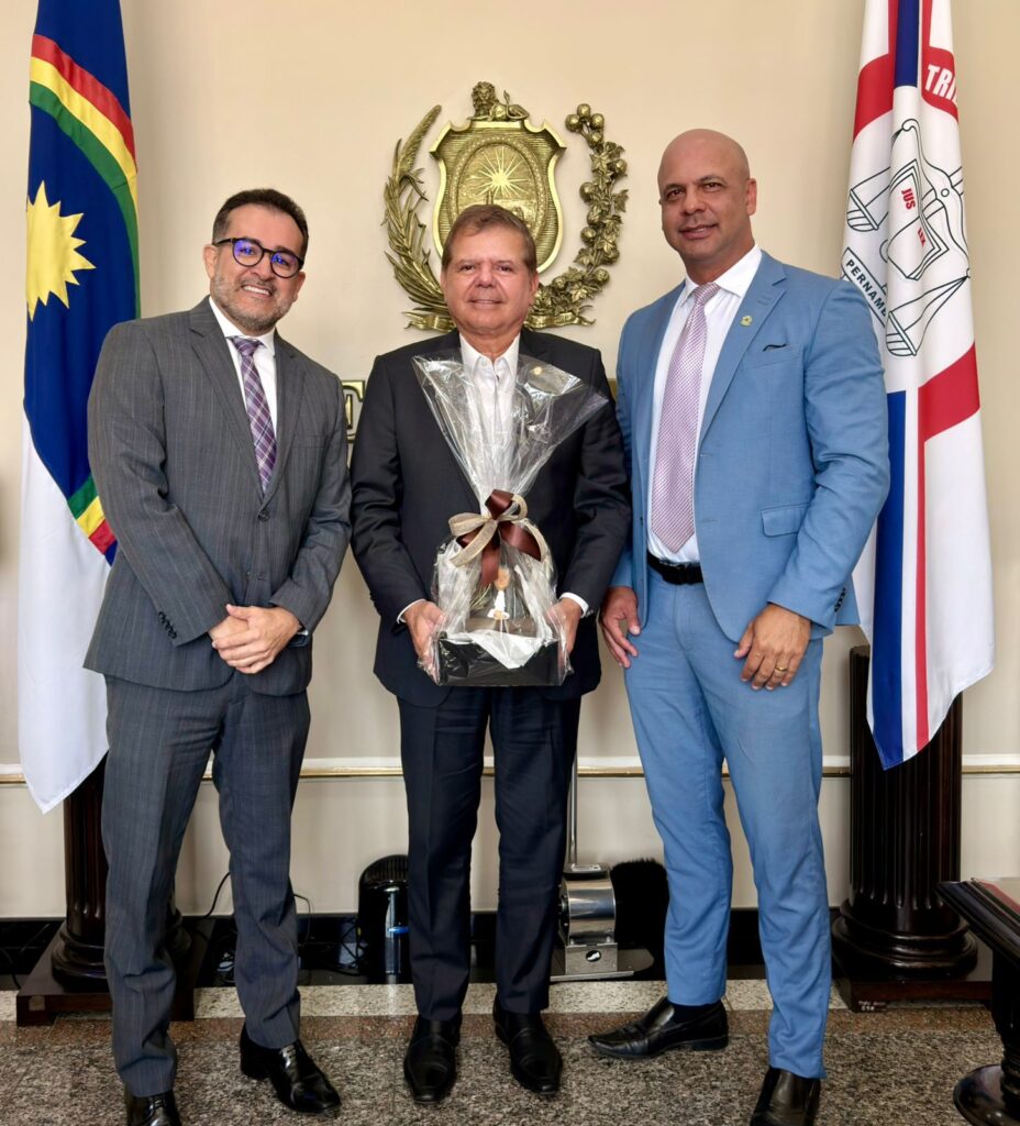 Anderson Coreia e Marcelo Cumaru homenageiam presidente do TJPE