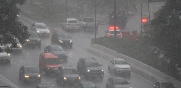 Céu com nuvens carregadas fez cair forte chuva na região do centro da cidade de São Paulo