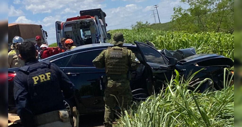 Colisão entre carros deixa dois mortos e quatro feridos no PR