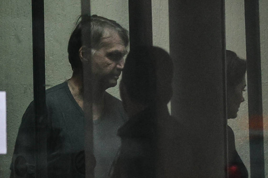 Defesa volta a pedir domiciliar para Bolsonaro após queda - 13/01/2026 - Política