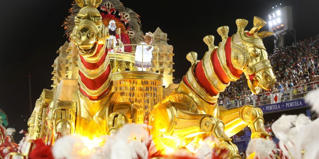 Enredos das escolas de samba contam a história não oficial