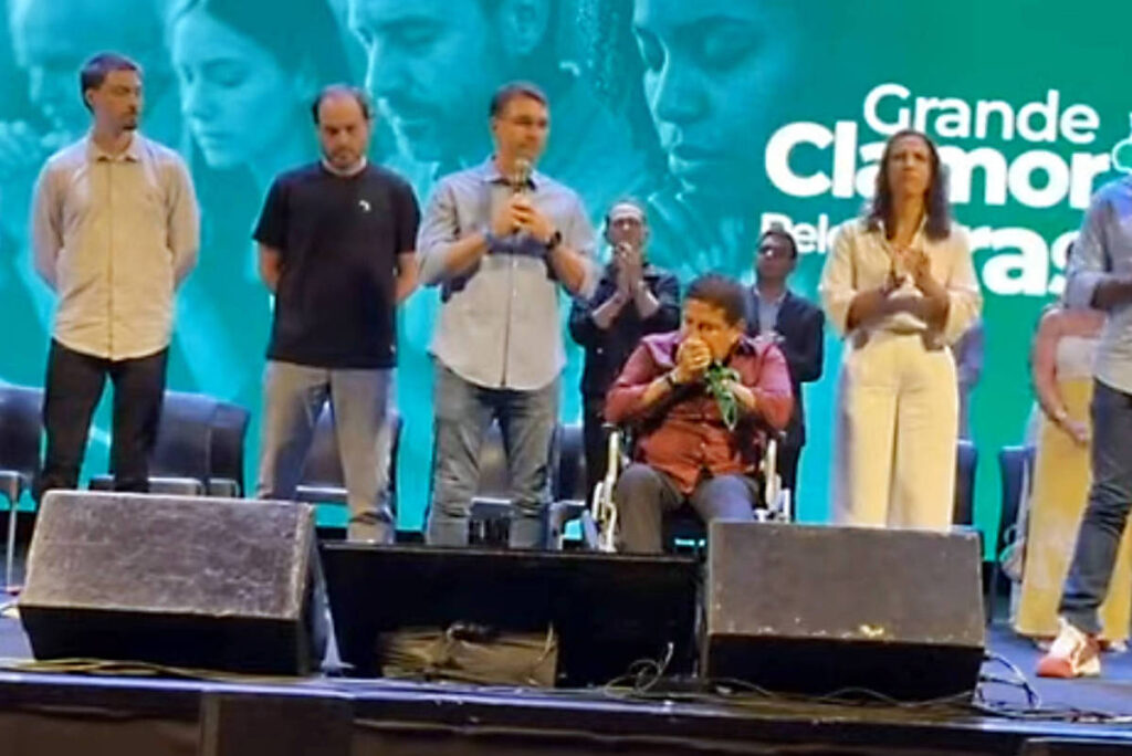 Flávio Bolsonaro sai em busca de evangélicos - 09/01/2026 - Política