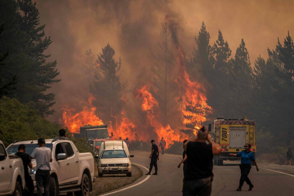 Fogo avança na Patagônia enquanto Milei faz foto com IA - 28/01/2026 - Ambiente