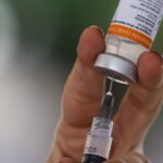 Há 5 anos, Brasil aplicava primeiras doses de vacina contra a covid-19