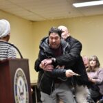 Homem ataca deputada com líquido fétido em Minneapolis - 27/01/2026 - Mundo