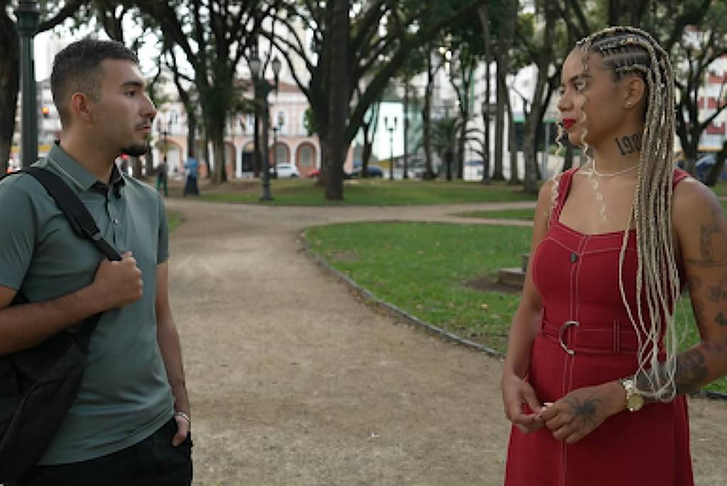 Jovem resgatado em trilha reencontra colega - 11/01/2026 - Cotidiano