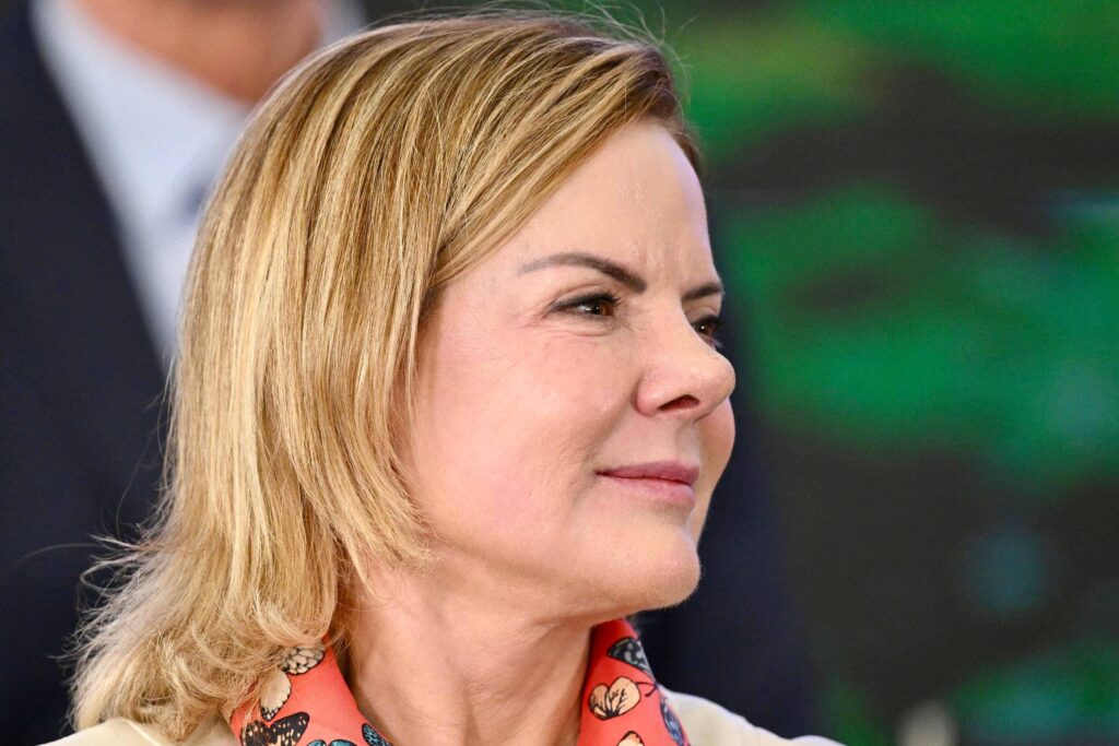 Lula pede Gleisi no Senado e deixa chefia da SRI em aberto - 20/01/2026 - Política