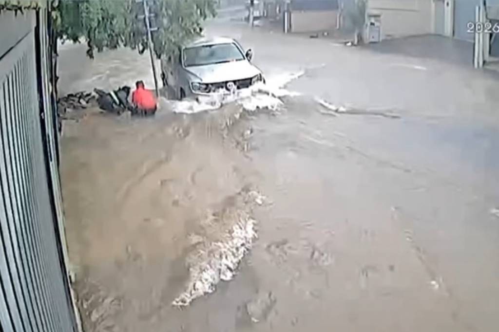 Motociclista morre após ser arrastado por enxurrada em SP - 30/01/2026 - Cotidiano