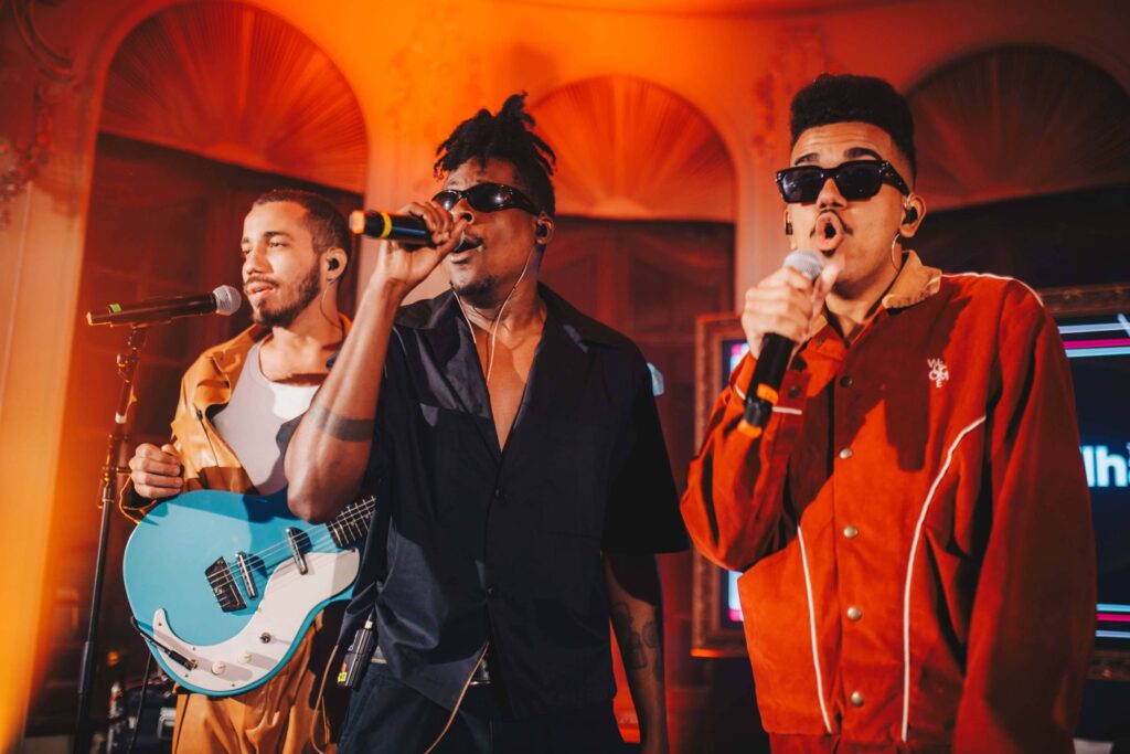 A banda Os Garotin em show no Palácio dos Cedros, em São Paulo, no evento #NegroBrilha do TikTok