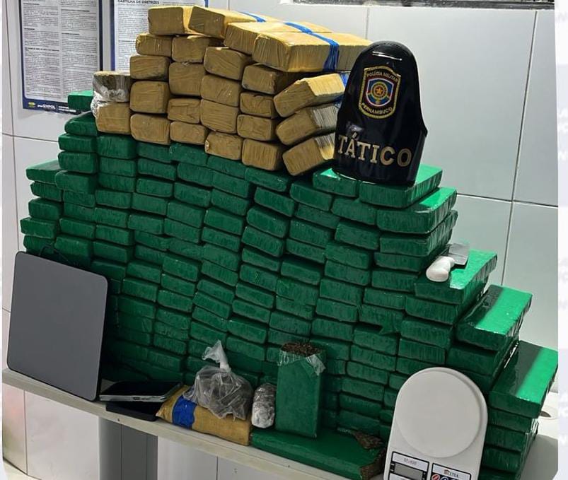 Polícia Militar apreende cerca de 132 quilos de maconha durante operação em Caruaru