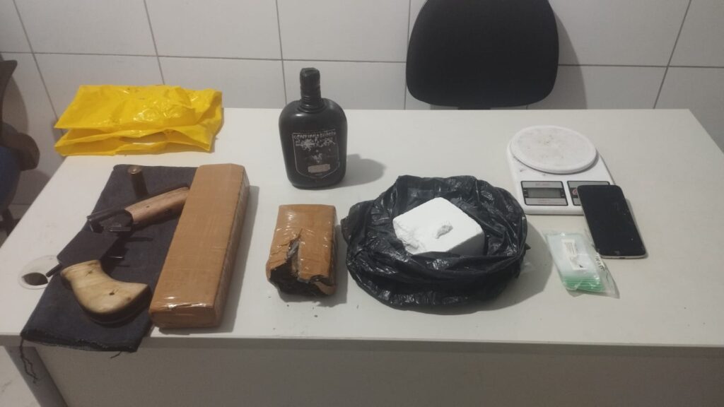 Polícia Militar apreende drogas, arma e munição no bairro Petrópolis, em Caruaru