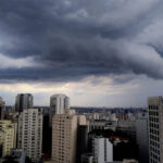 Previsão do tempo em São Paulo tem mais chuva neste sábado - 17/01/2026 - Cotidiano