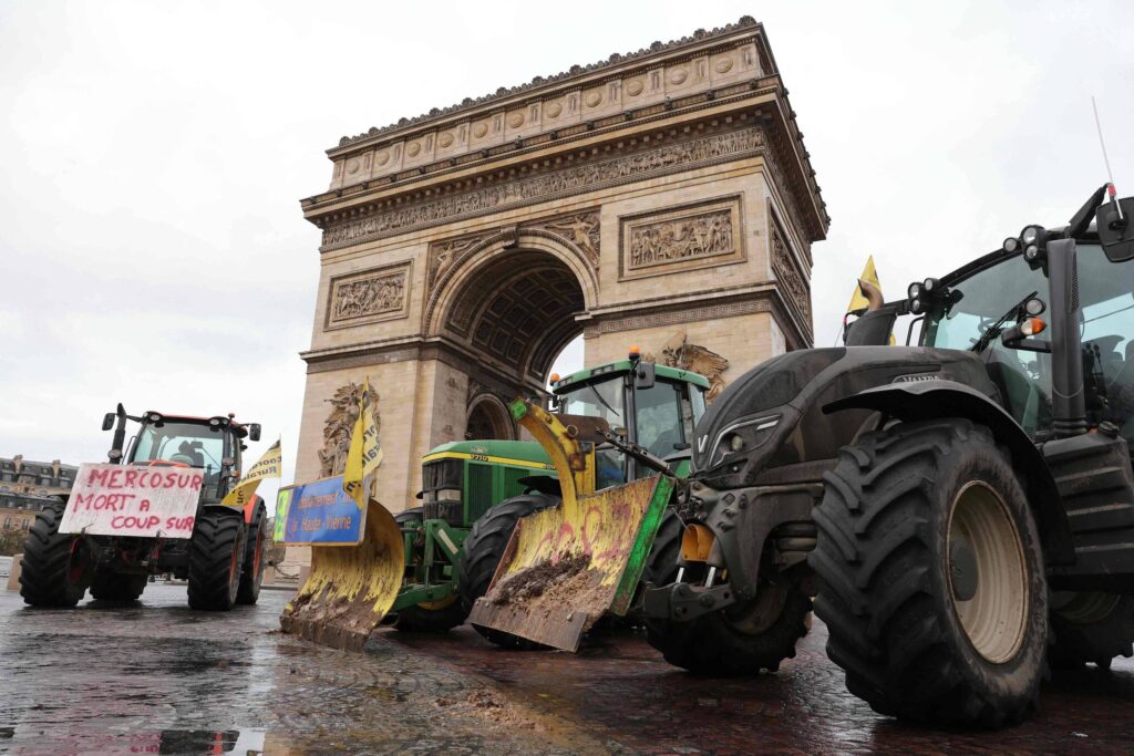 Revoltados com Mercosul, agricultores franceses ocupam Paris - 08/01/2026 - Economia