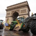 Revoltados com Mercosul, agricultores franceses ocupam Paris - 08/01/2026 - Economia