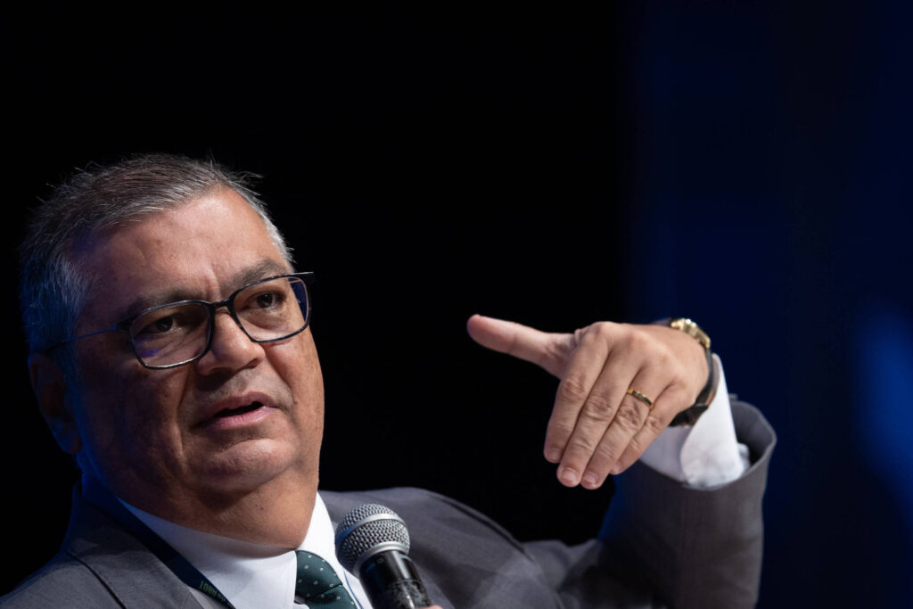 STF torna ré mulher que xingou Flávio Dino em avião - 19/01/2026 - Política