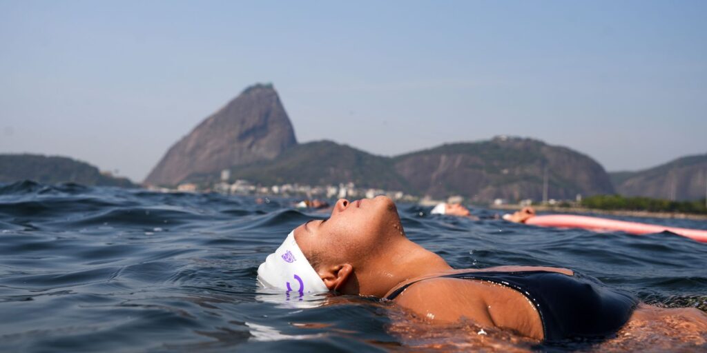 Treinos em grupo na praia devolvem liberdade a pessoas trans no Rio