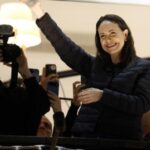 11.dez.2025 - María Corina Machado, vencedora do Nobel da Paz, saúda apoiadores de uma sacada do Grand Hotel, em Oslo, na Noruega
