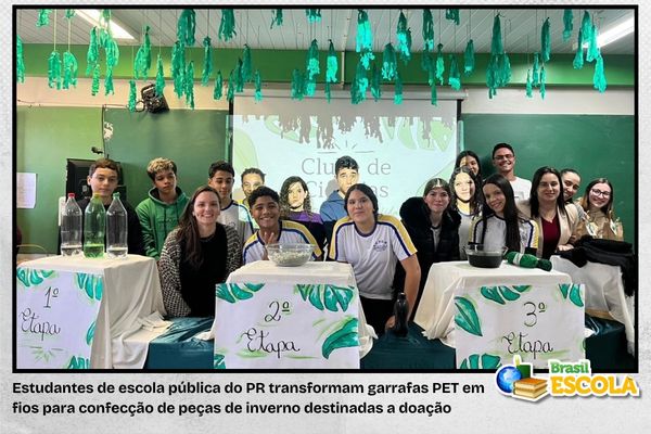 Estudantes em sala de aula do projeto que transforma PET em fios