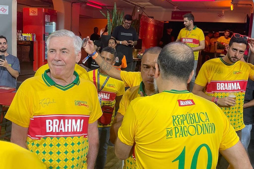 Ancelotti assiste a desfiles no sambódromo de SP - 14/02/2026 - Mônica Bergamo