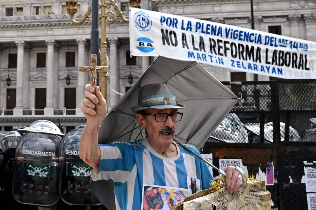 Argentina: Milei aprova reforma trabalhista no Senado - 12/02/2026 - Economia
