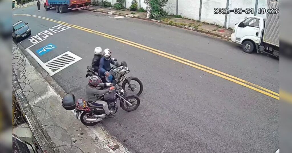 Assaltante lambe e chupa dedo da vítima durante roubo; veja vídeo