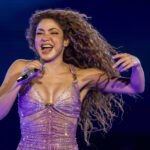 Compositores brasileiros processam Shakira por plágio - 01/02/2026 - Ilustrada