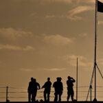 EUA bombardeiam embarcação no Pacífico e matam duas pessoas - 06/02/2026 - Mundo