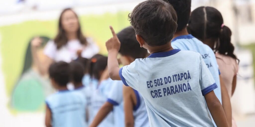 Ensino fundamental atinge 99,5% de frequência; atraso escolar cai