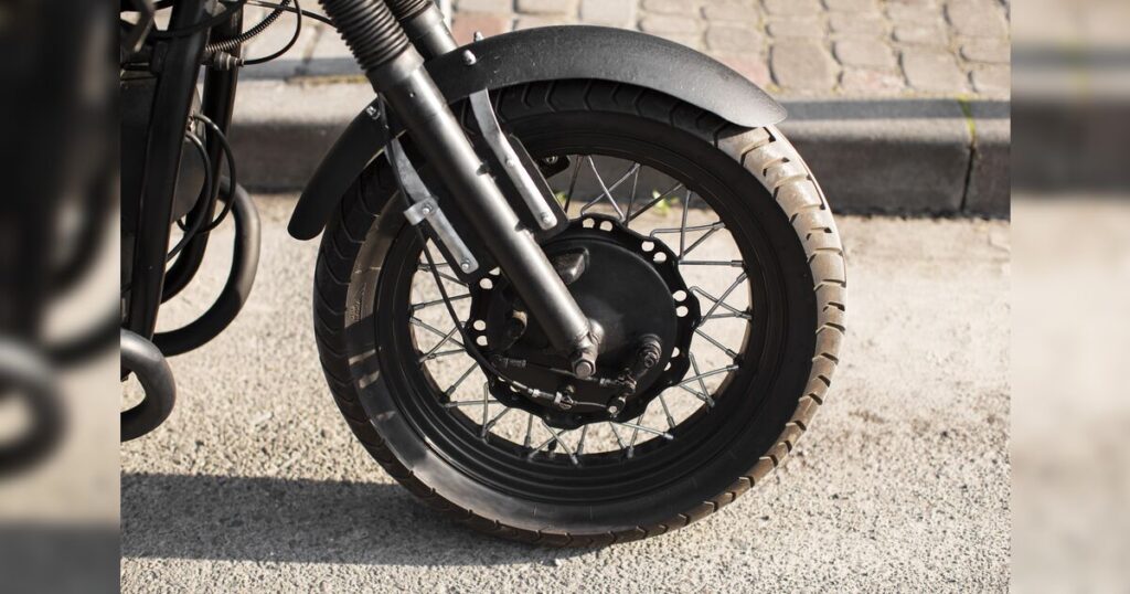 Moto com chassi raspado e motor adulterado é apreendida pela PM