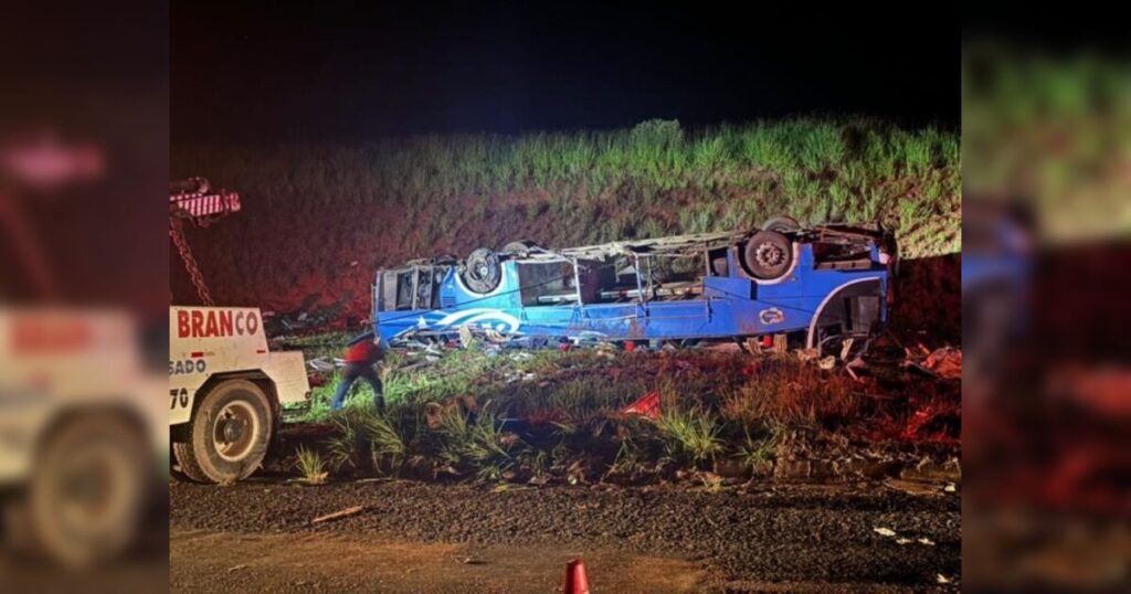 Oito pessoas morrem em acidente com ônibus de trabalhadores rurais em SP