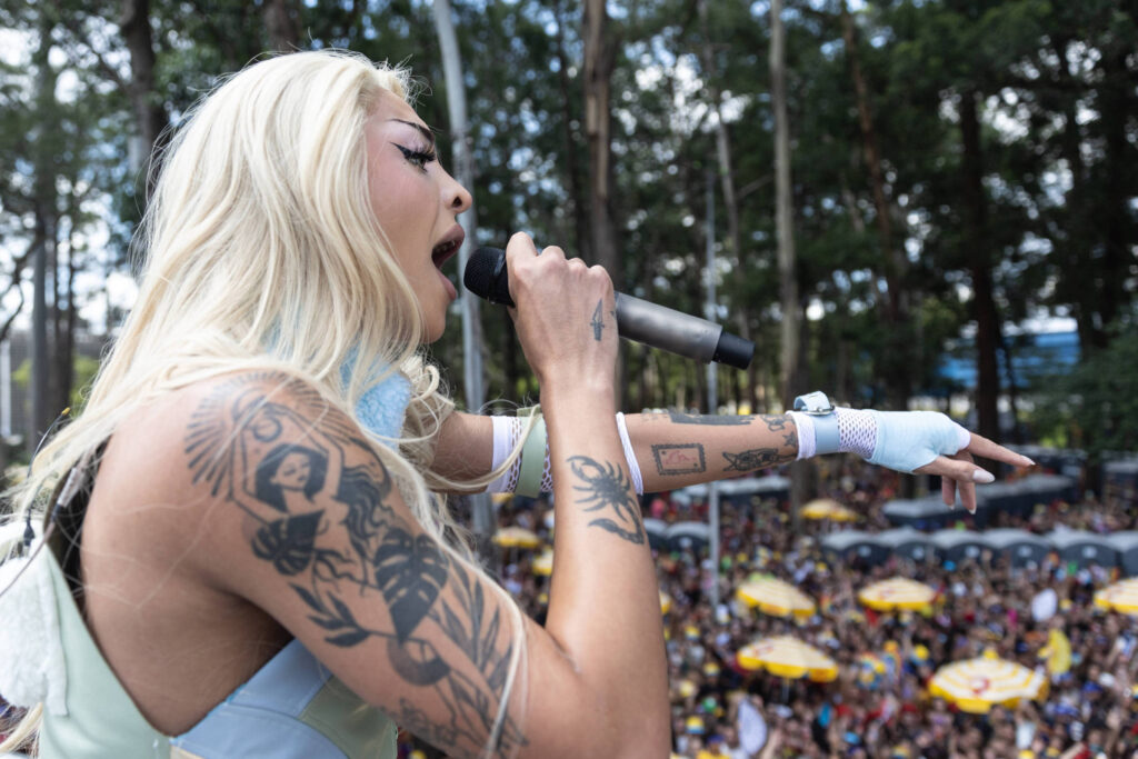 Pabllo e Nmixx atraem multidão sob sol e chuva - 16/02/2026 - Cotidiano