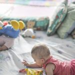 Pobreza afeta desenvolvimento de bebês desde 6 meses, mostra pesquisa