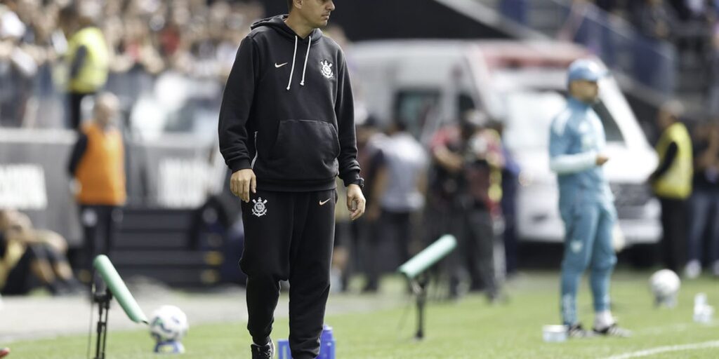 Técnico Lucas Piccinato é demitido da equipe feminina do Corinthians