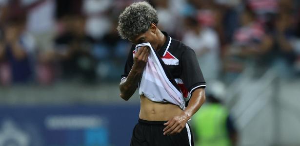 Marquinhos, do Santa Cruz, em jogo contra o Sousa pela Copa do Brasil