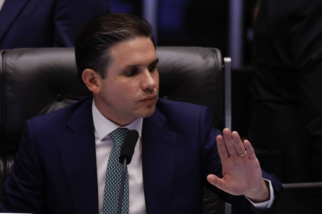 Câmara cria crime do falso advogado - 18/03/2026 - Cotidiano