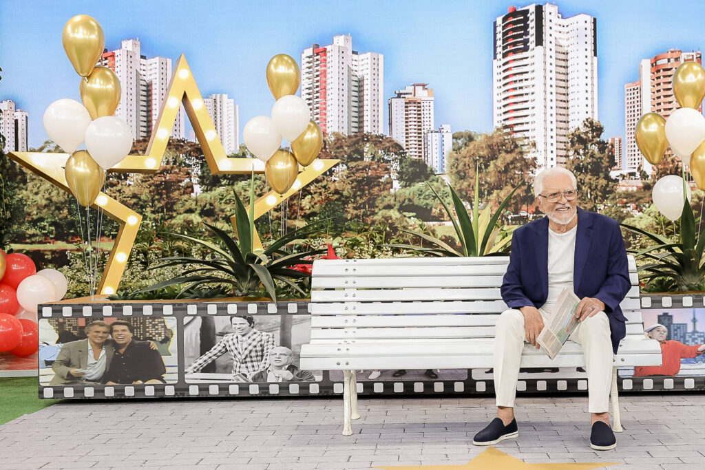 Carlos Alberto de Nóbrega faz 90 anos na 'Praça É Nossa' - 11/03/2026 - Ilustrada